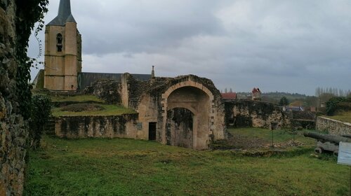 Vieux Château de Moulins-Engilbert 