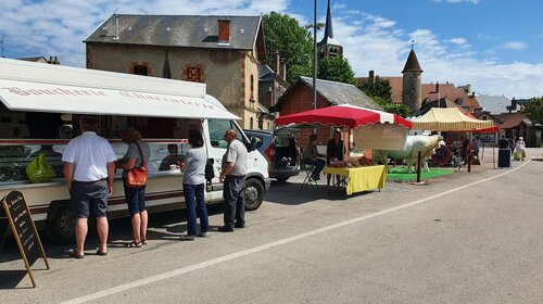 Marché hebdomadaire tous les mardis matins sur la place du champ de Foire